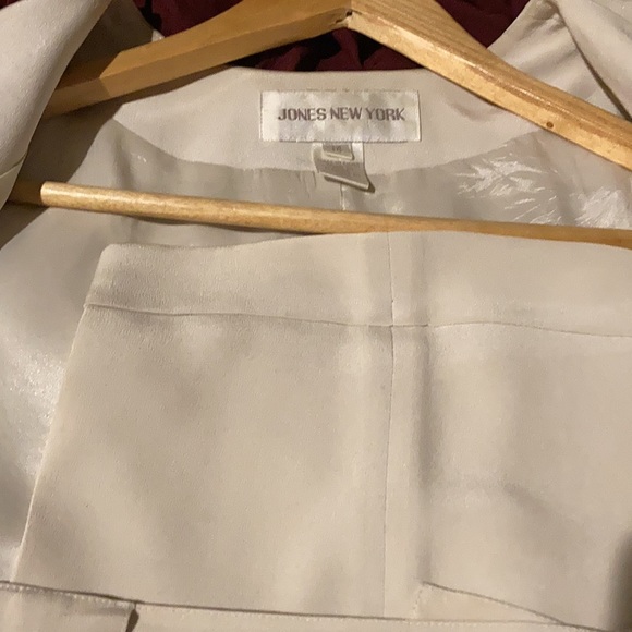 JONES NEW YORK 2-PIECE PANTS SUIT - Picture 5 of 5